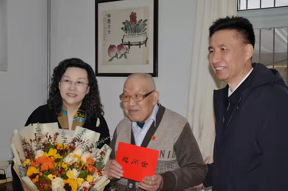濟南產(chǎn)發(fā)集團黨委副書記、總經(jīng)理黃蓓走訪慰問離休老干部、老黨員
